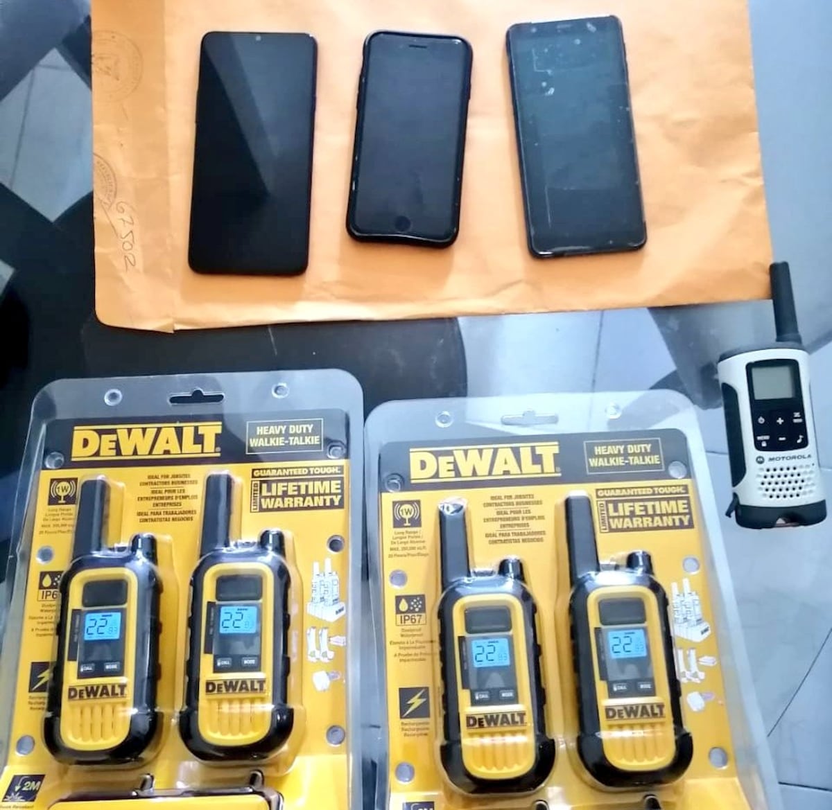 Encuentran caleto en Curundú con 60 paquetes de droga. Estaban enterrados en una tumba. Video