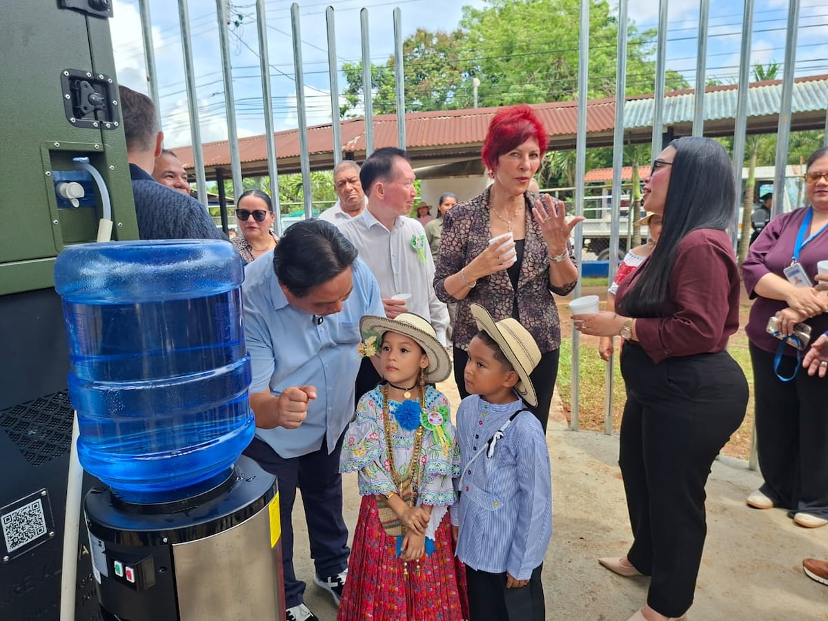 ¡DEL AIRE AL VASO! Una escuela de La Chorrera convierte la humedad en agua potable.