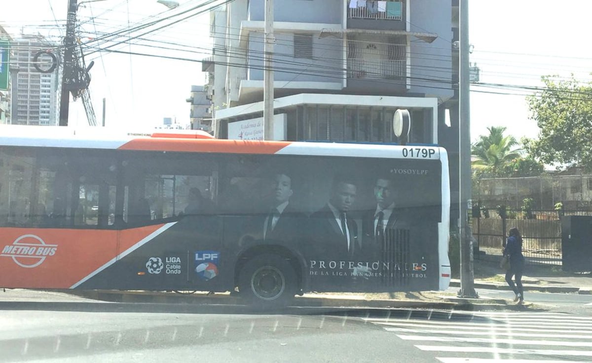 Hombre se pega a Metrobús en movimiento por Amílcar