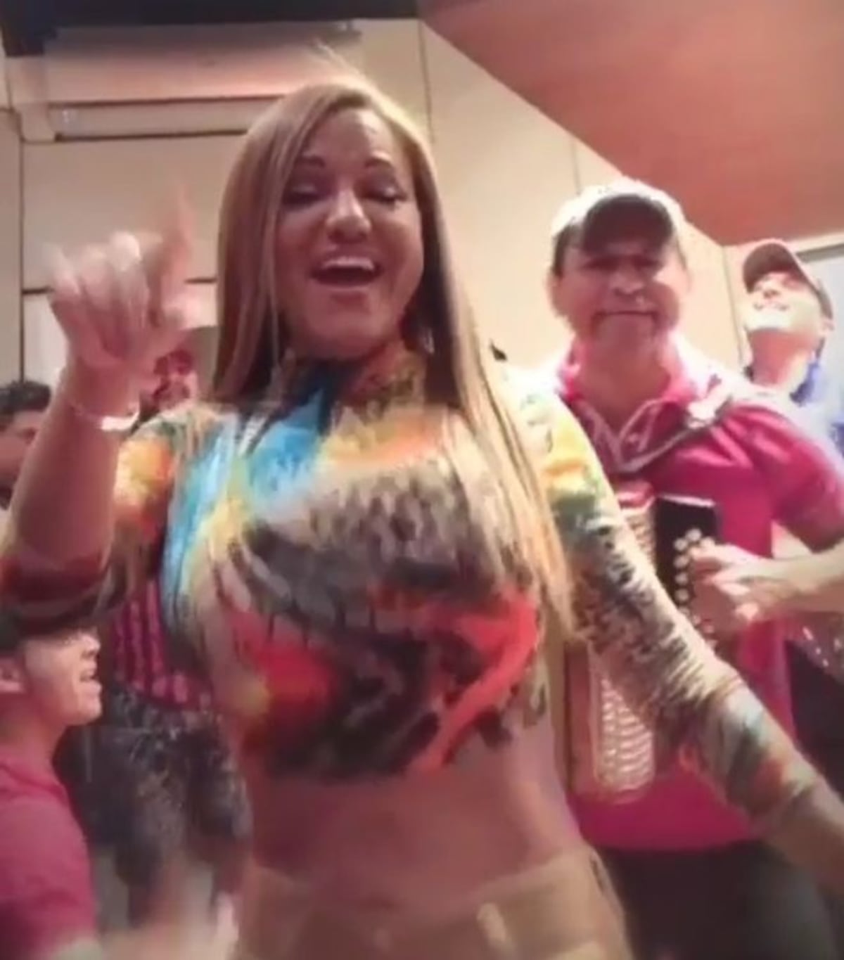 Te pica y te duele. Dedícala.Nuevo tema de Carnaval de Samy y Sandra. Video