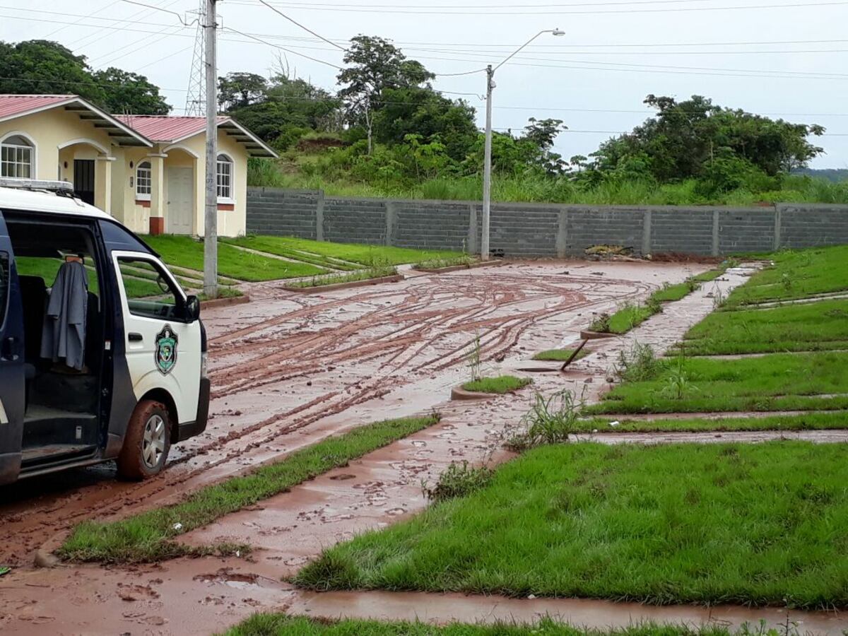 LLENOS DE LODO. Residentes de Valle Hermoso no pueden con las lluvias