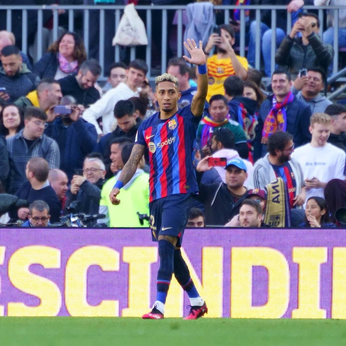 El Barcelona vence con uno menos al Valencia y se aferra a LaLiga