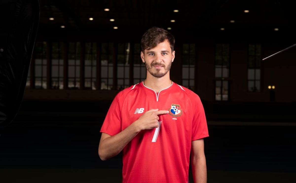 FOTO | Ruso se pone la camiseta de Blas Pérez