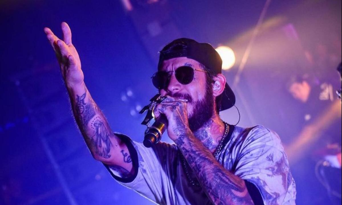 ¡Insólito! Tiran a cantante de tarima en pleno show y le roban sus pertenencias