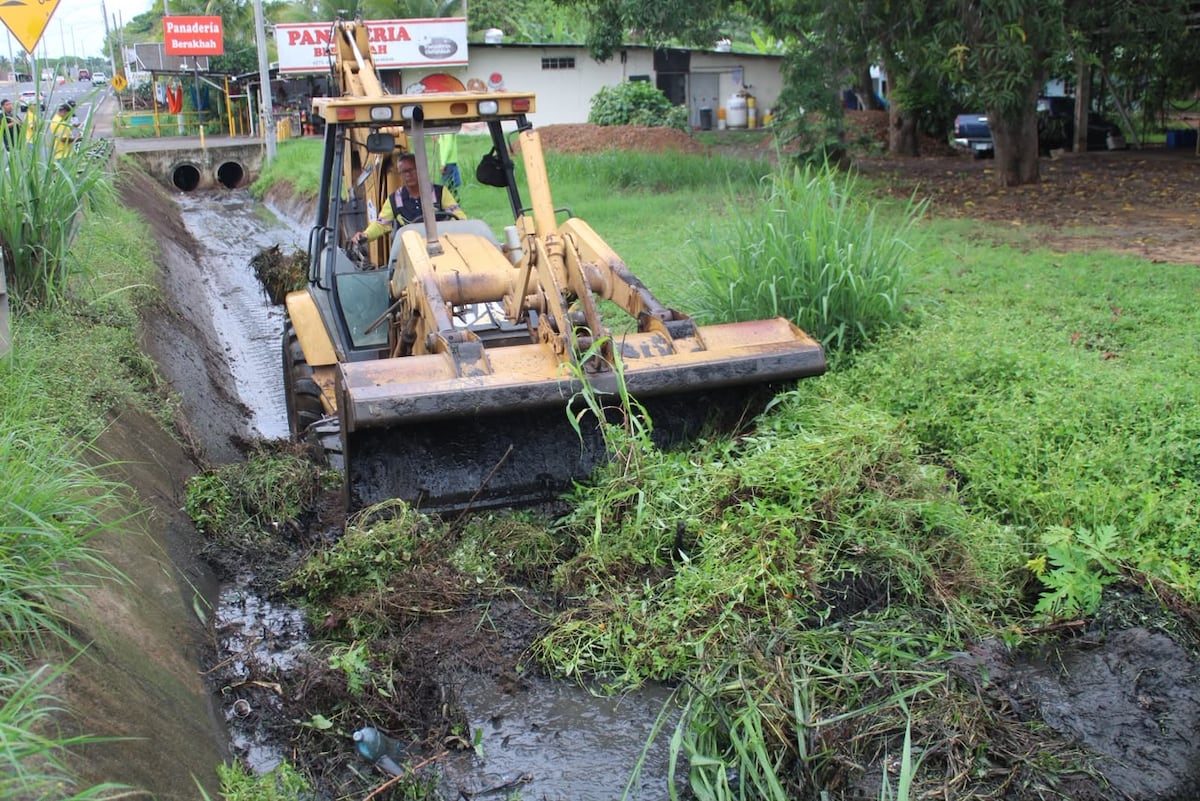 Limpian cunetas en la circunvalación de Chitré para prevenir inundaciones