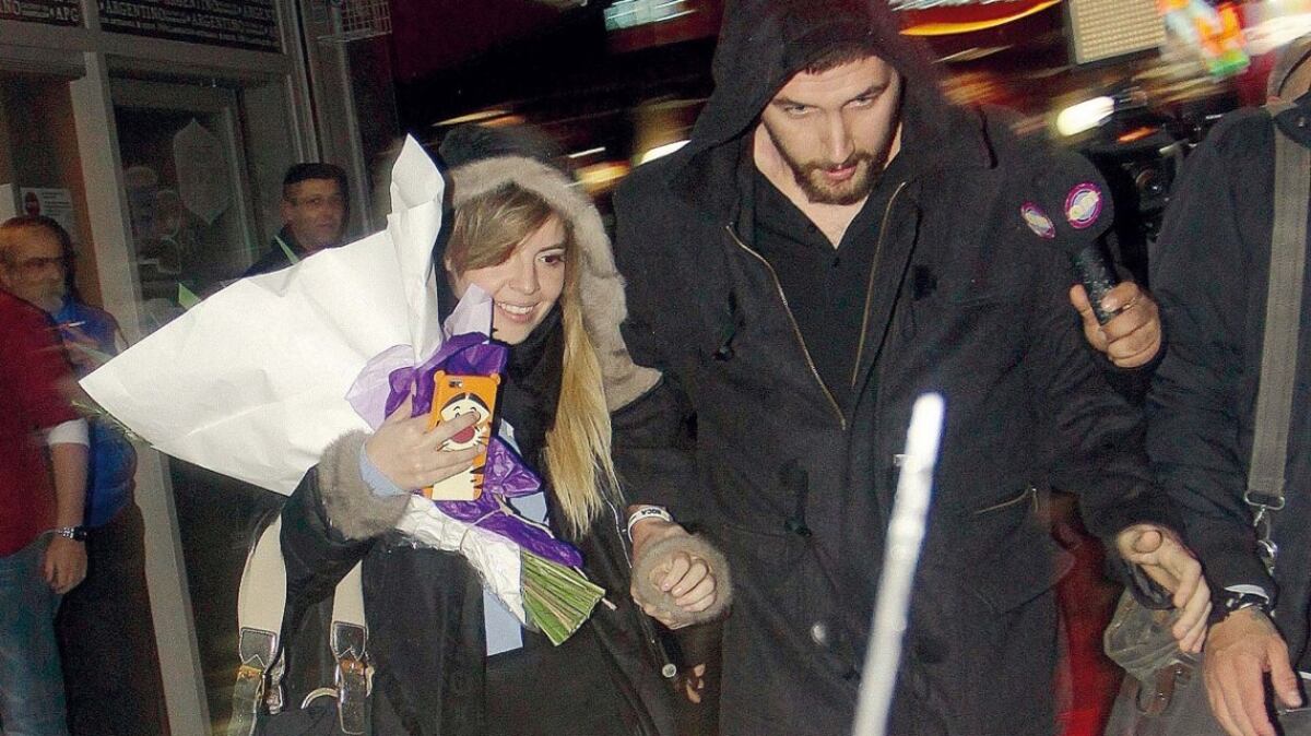 La hija de Maradona viaja hasta Dubái para convencer a su papá de ir a su boda