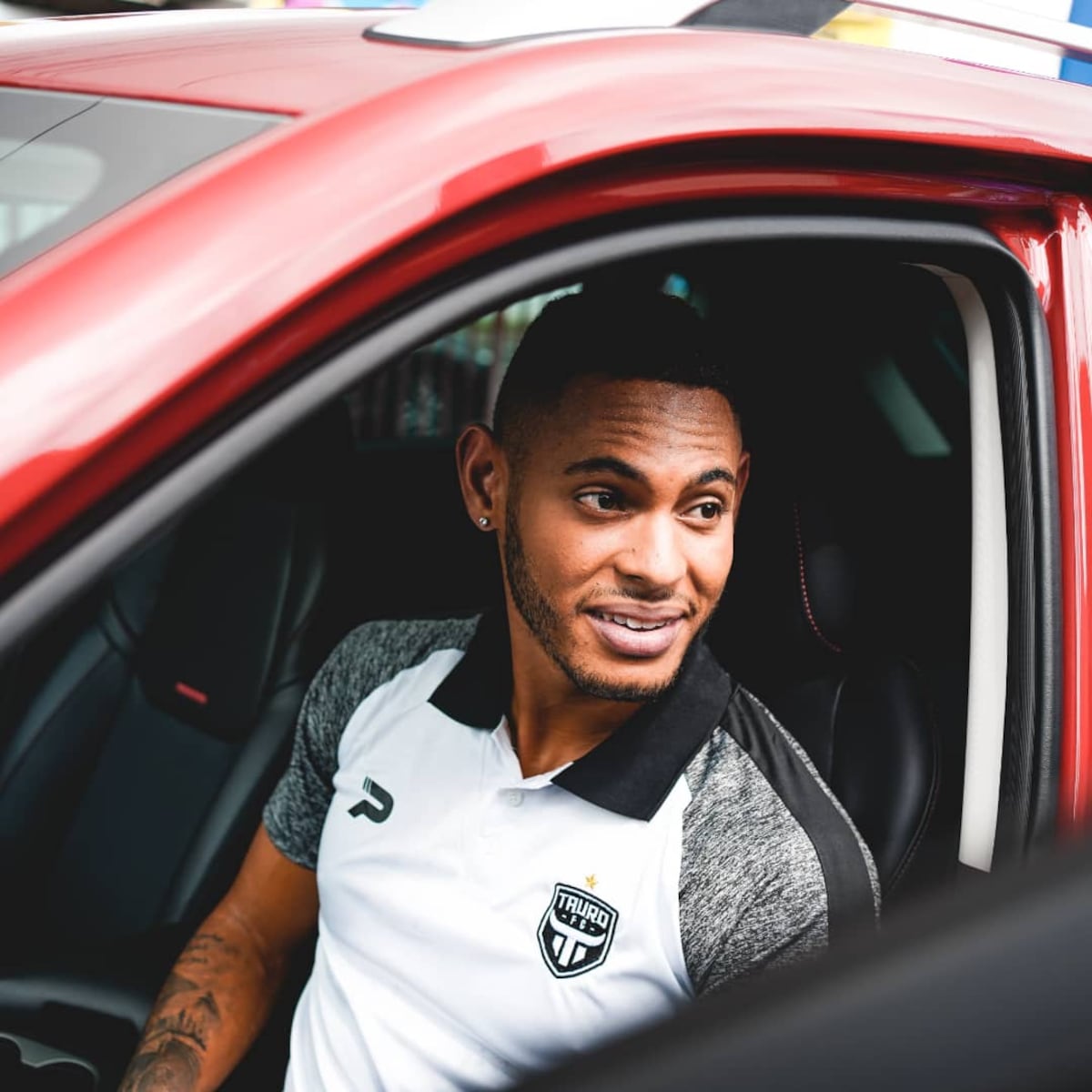 Ismael Díaz recibe un auto por su gran temporada
