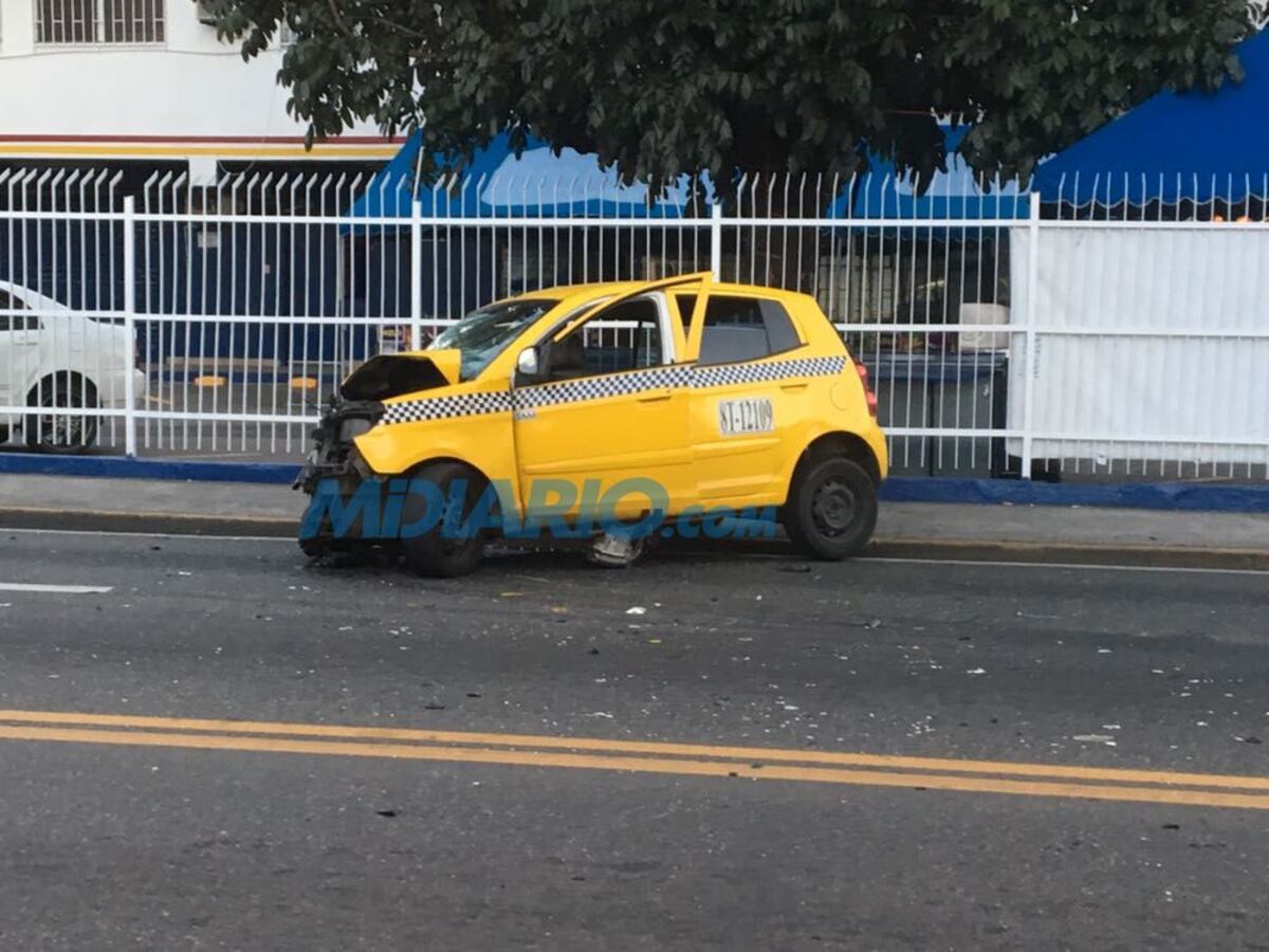 ¡LOCO Y BORRACHO! Después de la triple colisión, le pegó a paramédico y huyó