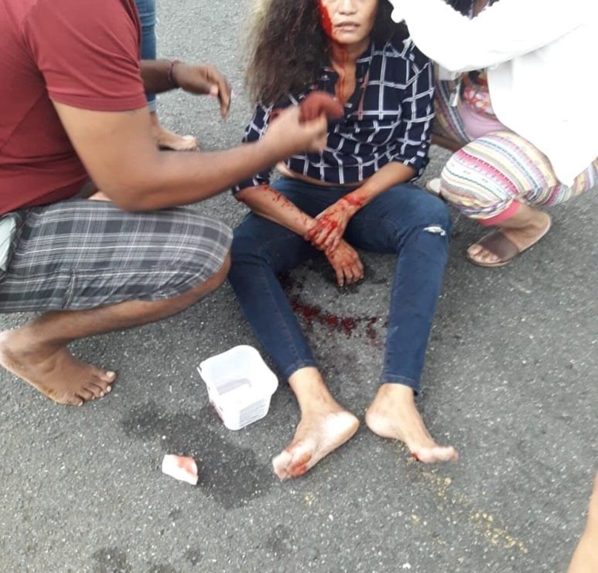 ‘Hasta cuándo, Dios mío’. Mujer es lanzada de un auto en marcha en pleno ‘secuestro exprés’. Video