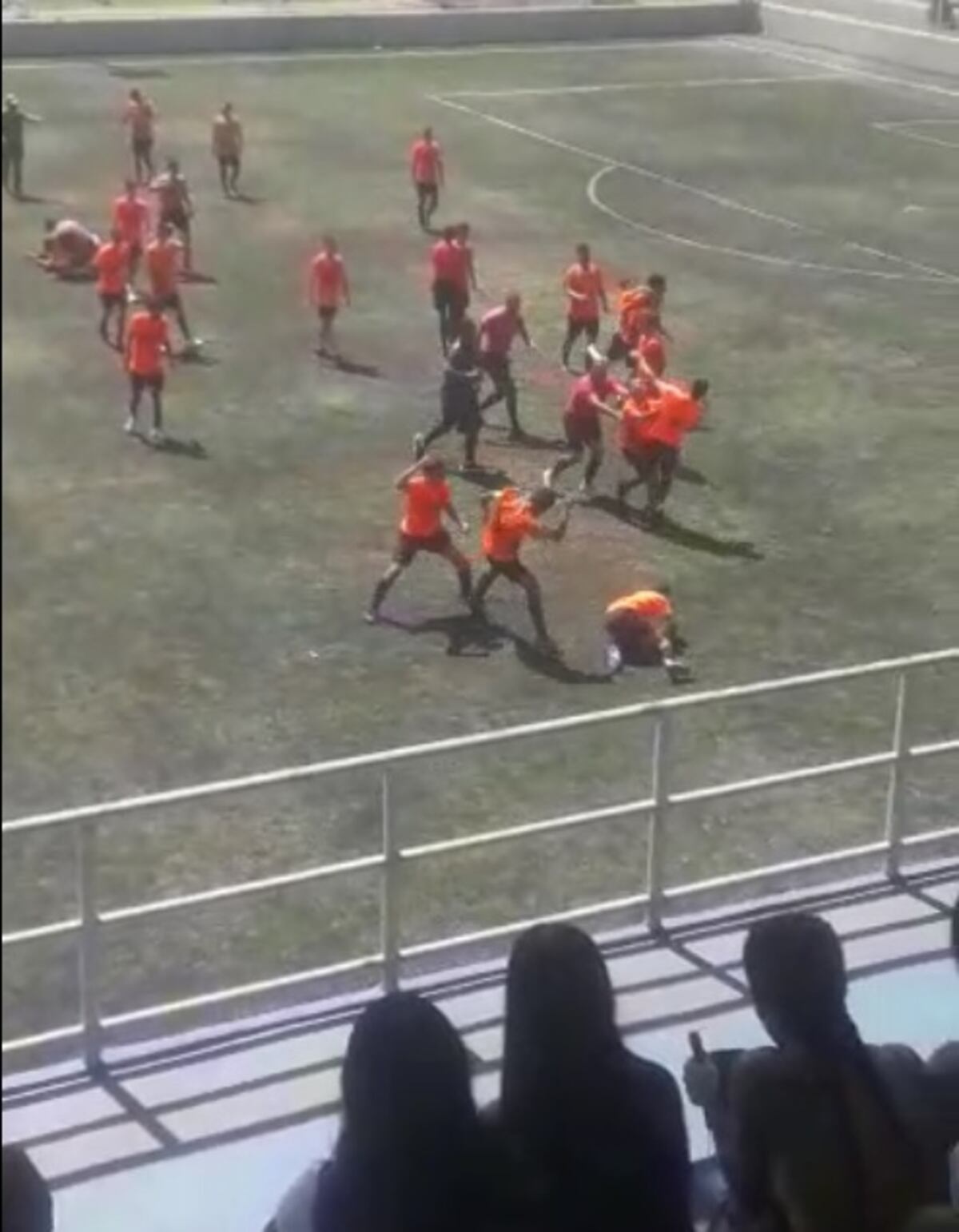 Se formó el despelote. Aficionados fueron por fútbol y presenciaron boxeo y hasta lucha. Video