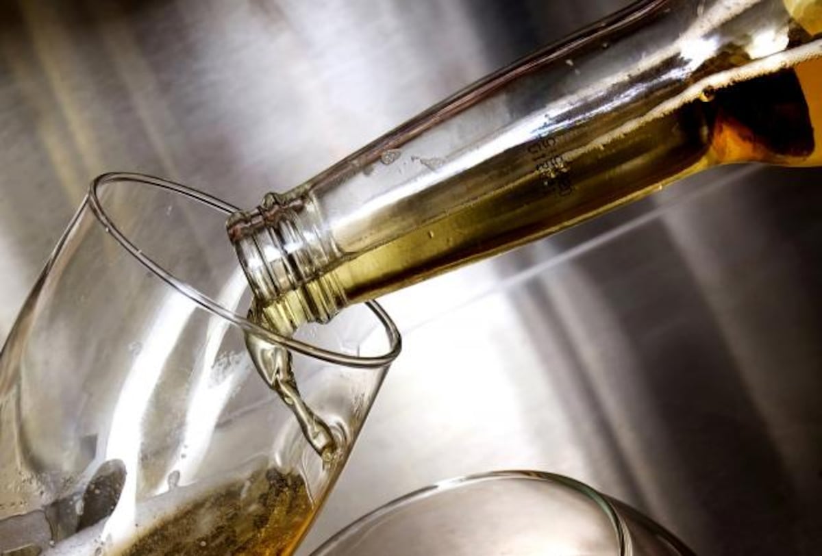 Le ponía laxante a la cerveza de su esposo para hacerle creer que era alérgico a beber