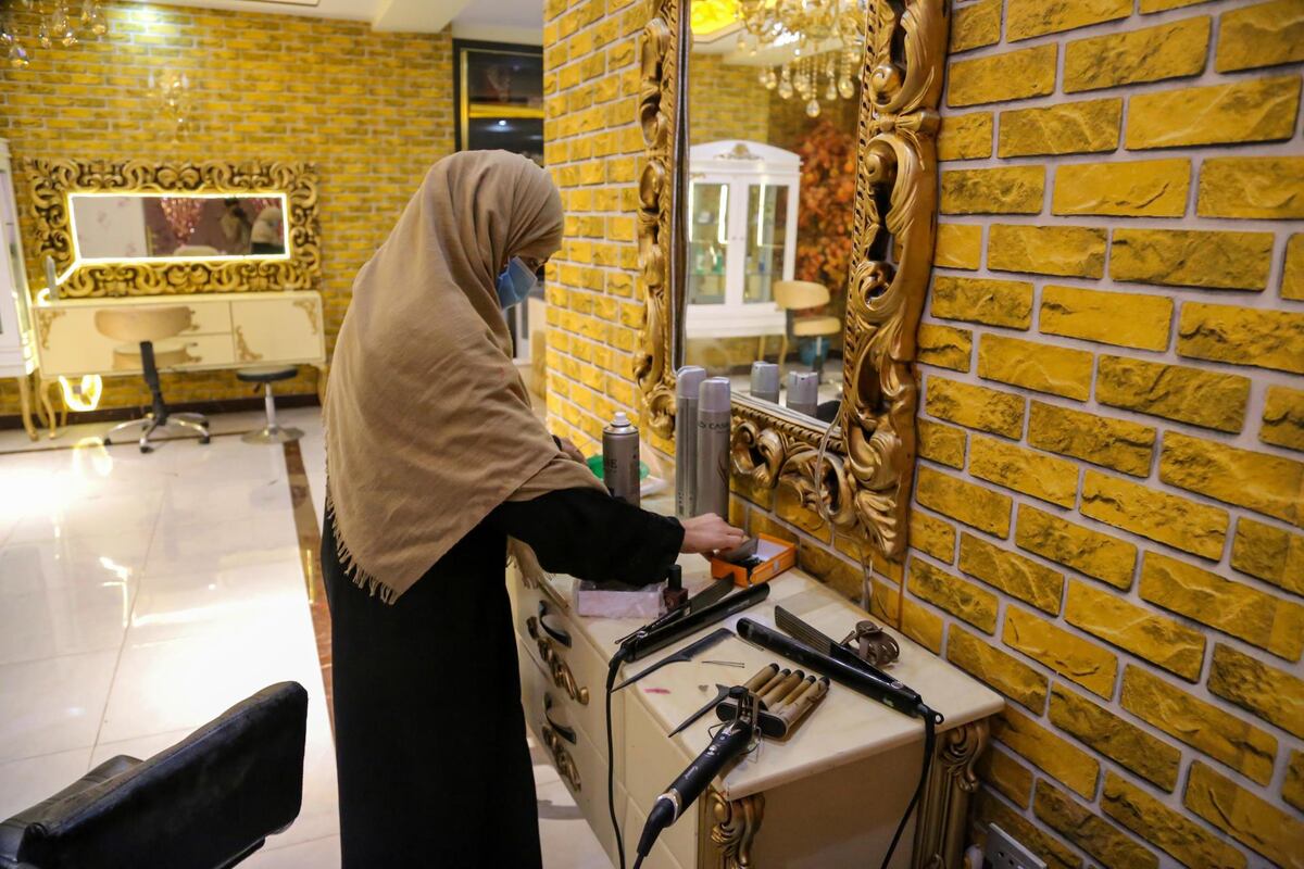 Retroceso en los derechos humanos. Los talibanes prohíben los salones de belleza para mujeres en Afganistán
