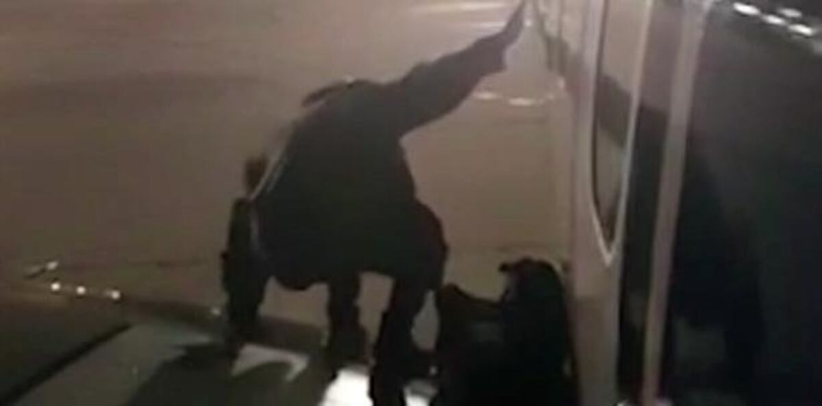 ¡QUÉ LOCO! Pasajero se cansa de esperar y abre la puerta de emergencia de avión