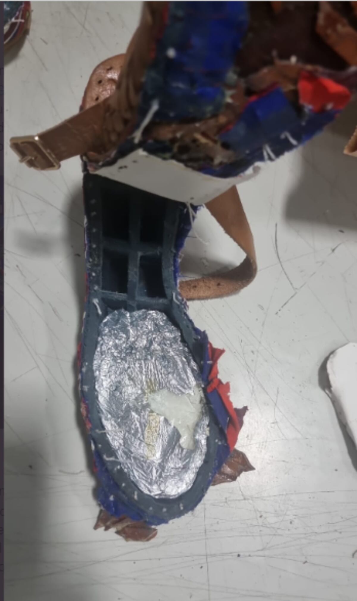 Detectan polvo blanco dentro de unas sandalias. Video