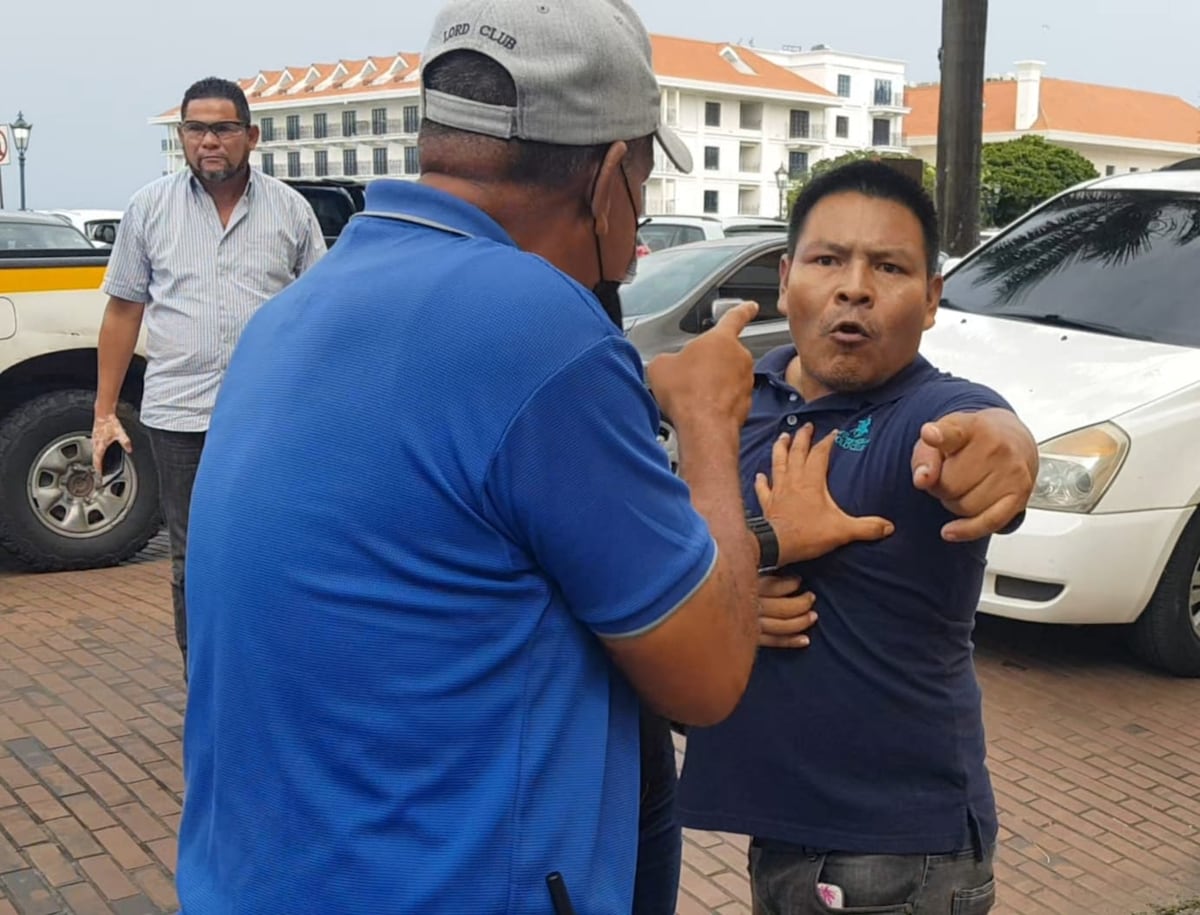 Se formó.  Cacique de Tierras Colectivas recibe puños y patadas afuera del Ministerio de Gobierno por desalojo de tierras. Video