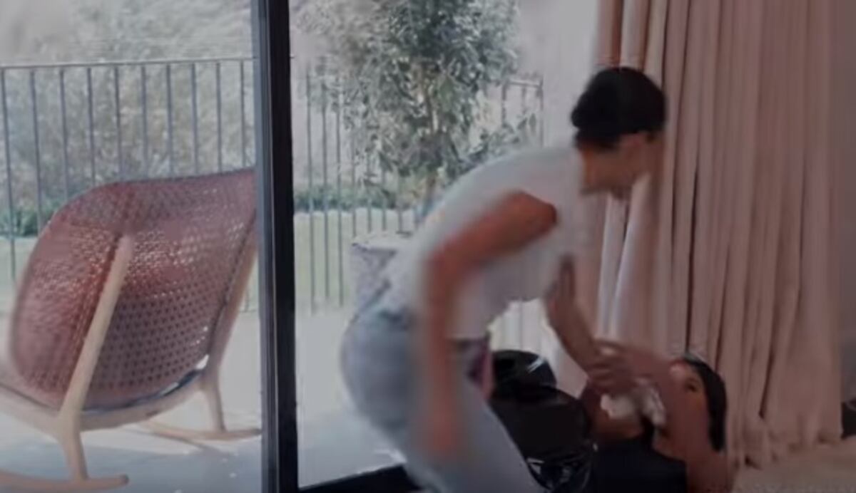 Como unas chumerris cualquiera, se dan su arrastrada en pleno set de grabación. Video