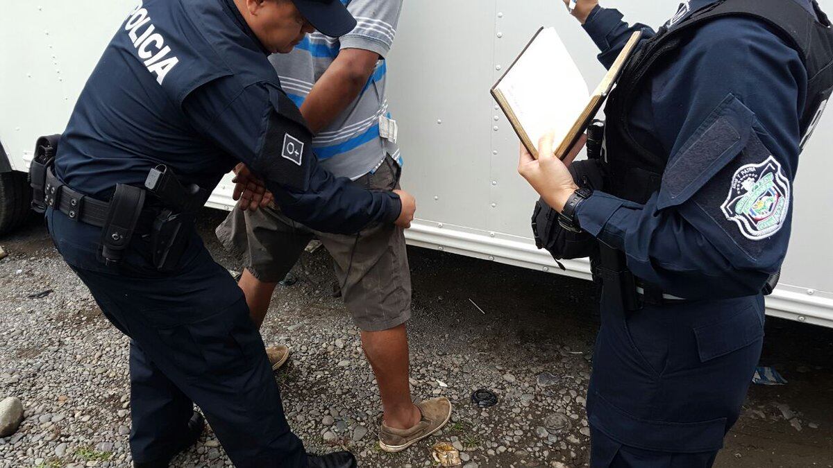 Roban a mano armada, pero los capturan. Mujer taxista implicada