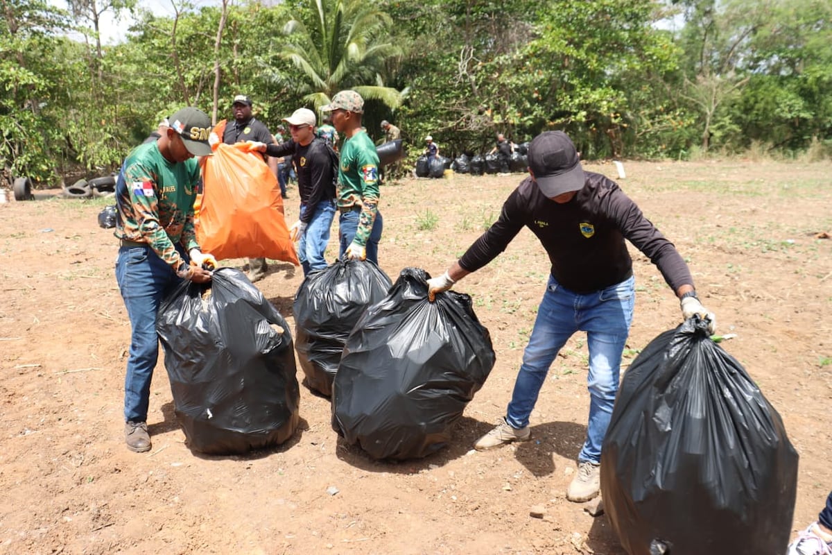Día de la Madre Tierra: autoridades y voluntarios limpian playa en Costa del Este