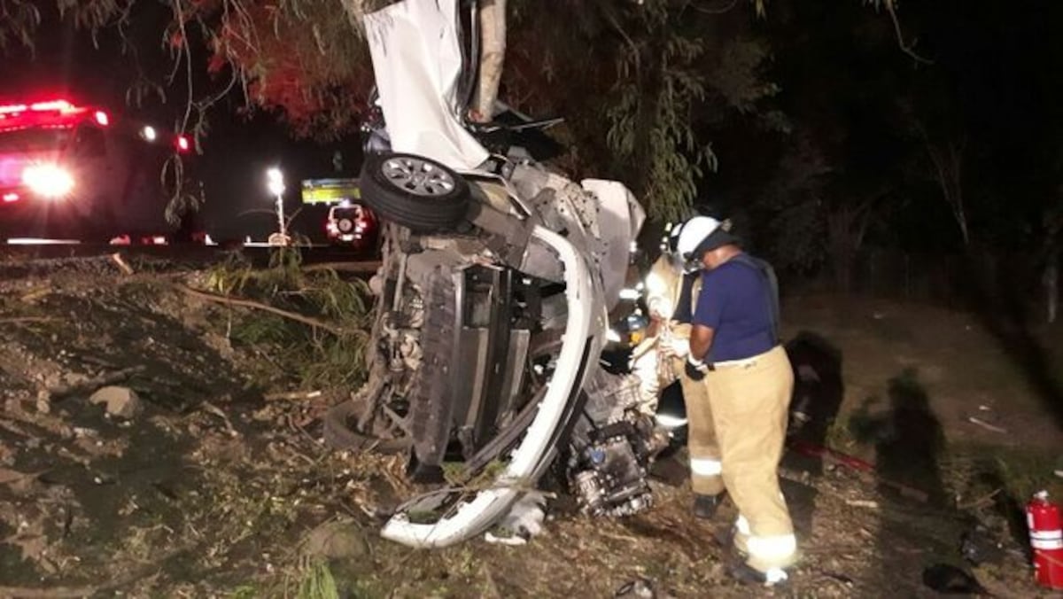 IMPACTANTE| Choca contra árbol y queda atrapado, hay dos heridos en Corredor Sur