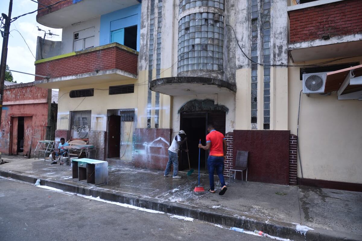 Con agua y jabón vecinos se unen para limpiar sus edificios y ganarle la batalla al cororavirus. Videos