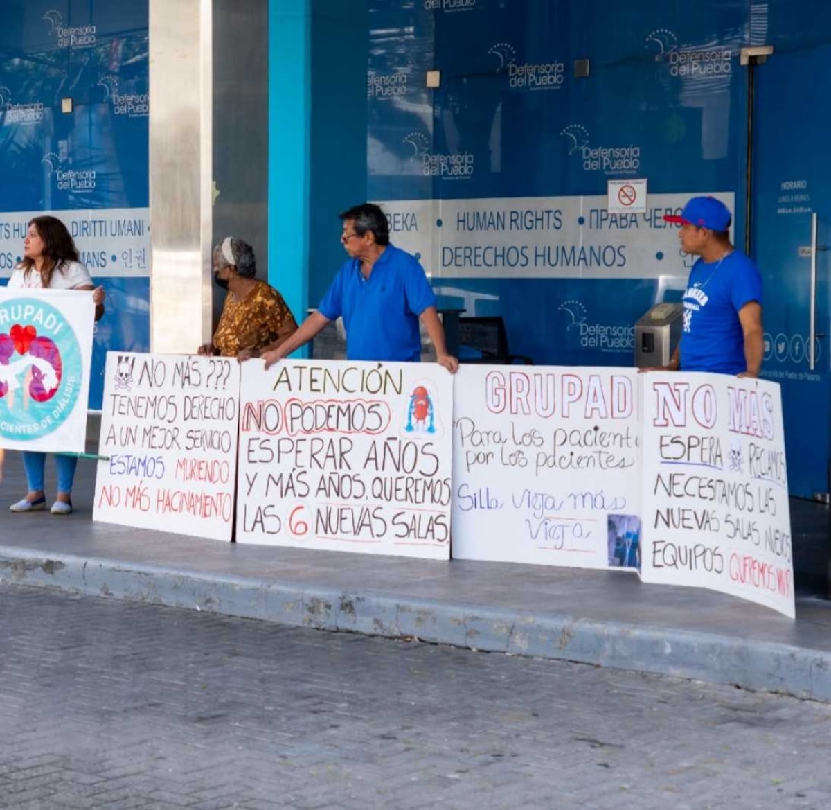 Pacientes de hemodiálisis protestan frente a la Defensoría del Pueblo