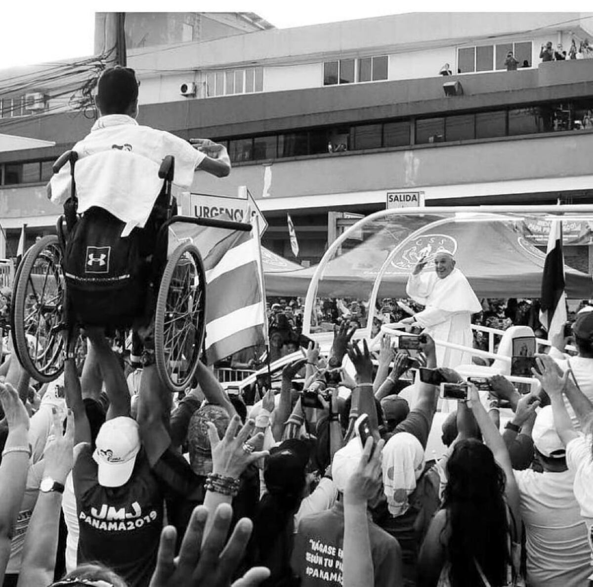 Lucas, el joven de la foto viral de la JMJ, recibió un regalo especial