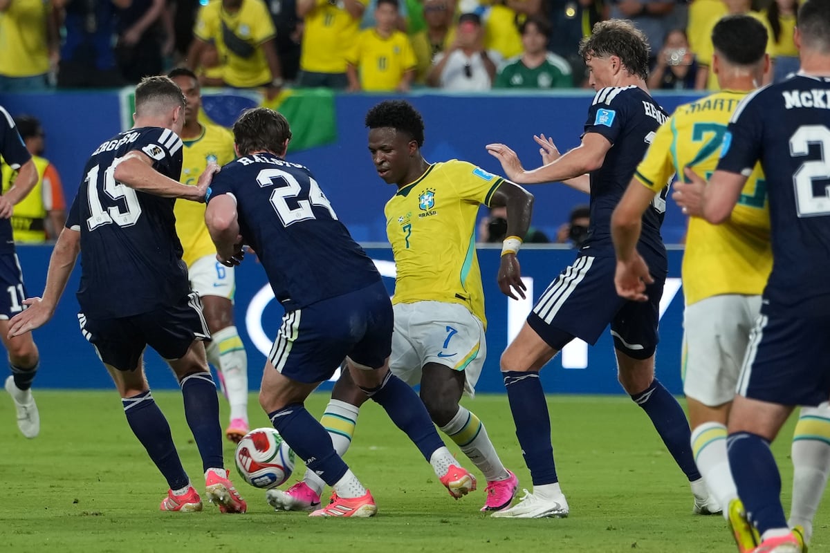 Brasil aplasta a Escocia y deja su clasificación al borde del abismo