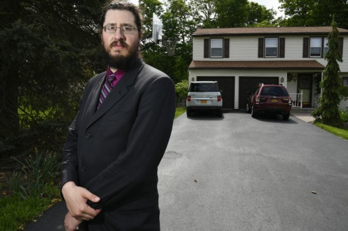 Sus padres lo echaron de la casa mediante juicio y ahora millenial tiene trabajo