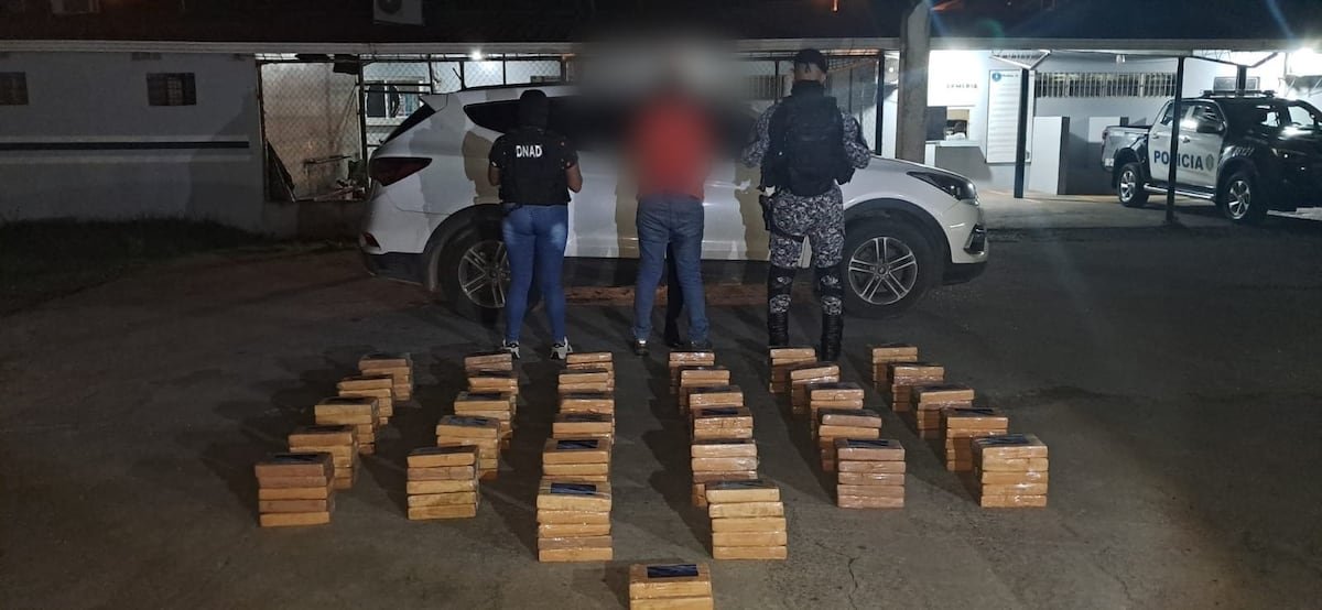 ¡JO! Mujer cae con ocho bolsas negras y 162 paquetes +VIDEO