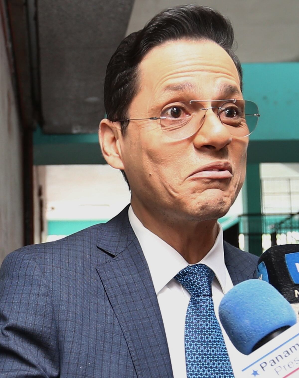 Bukele está que es candela pura. No le gustó lo que tuiteó Álvaro Alvarado y le mandó su ración de bloqueo