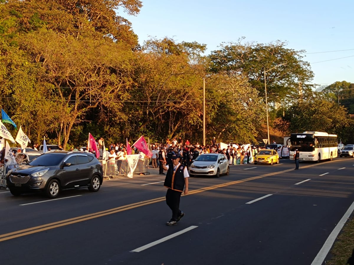 Tensión en el Domo: empujones entre el Suntracs, delegados y periodistas previo al primer Debate Presidencial