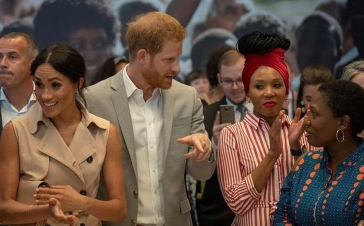 Príncipe Enrique y Meghan visitan exhibición en honor a Nelson Mandela