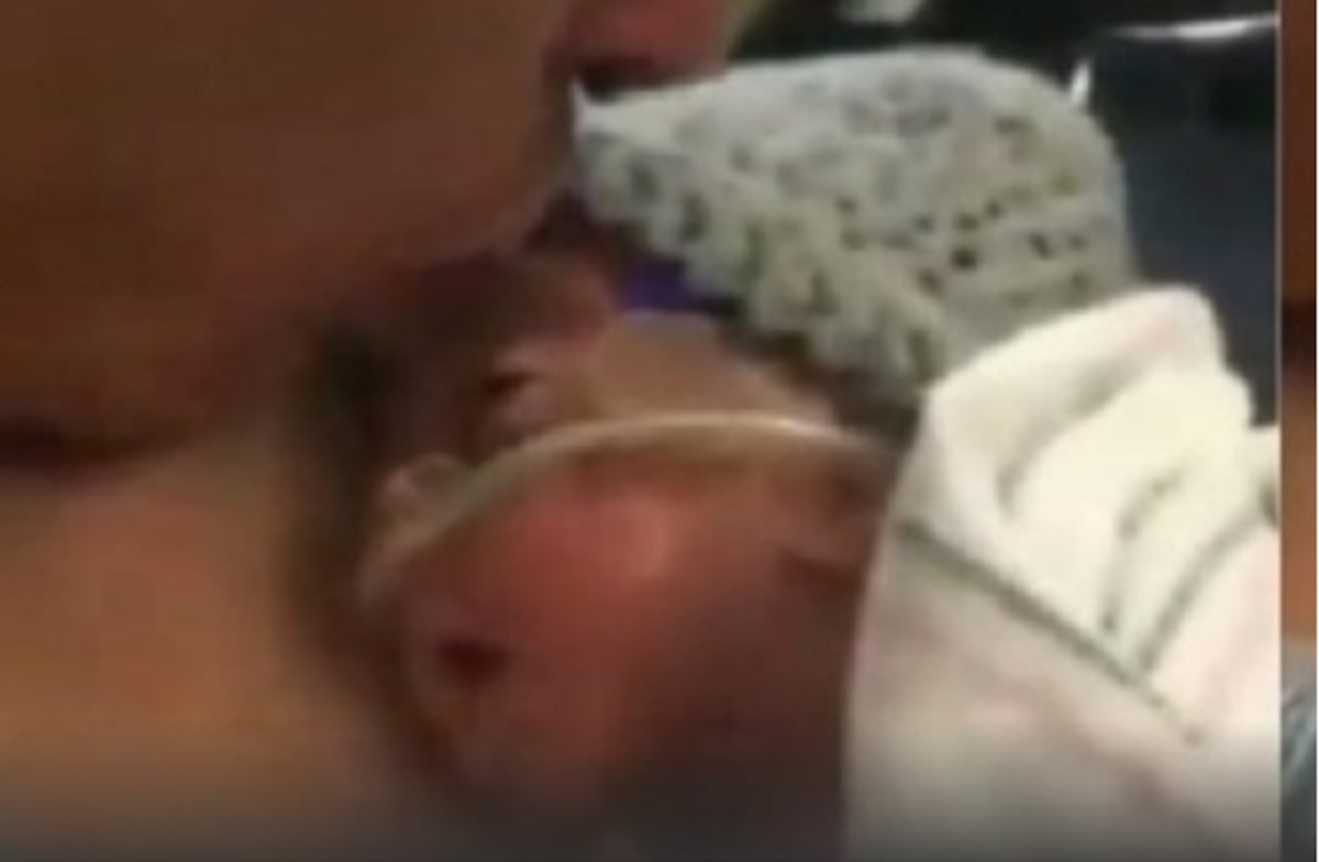  Tierna reacción de un bebé ante el beso de su padre (VIDEO)