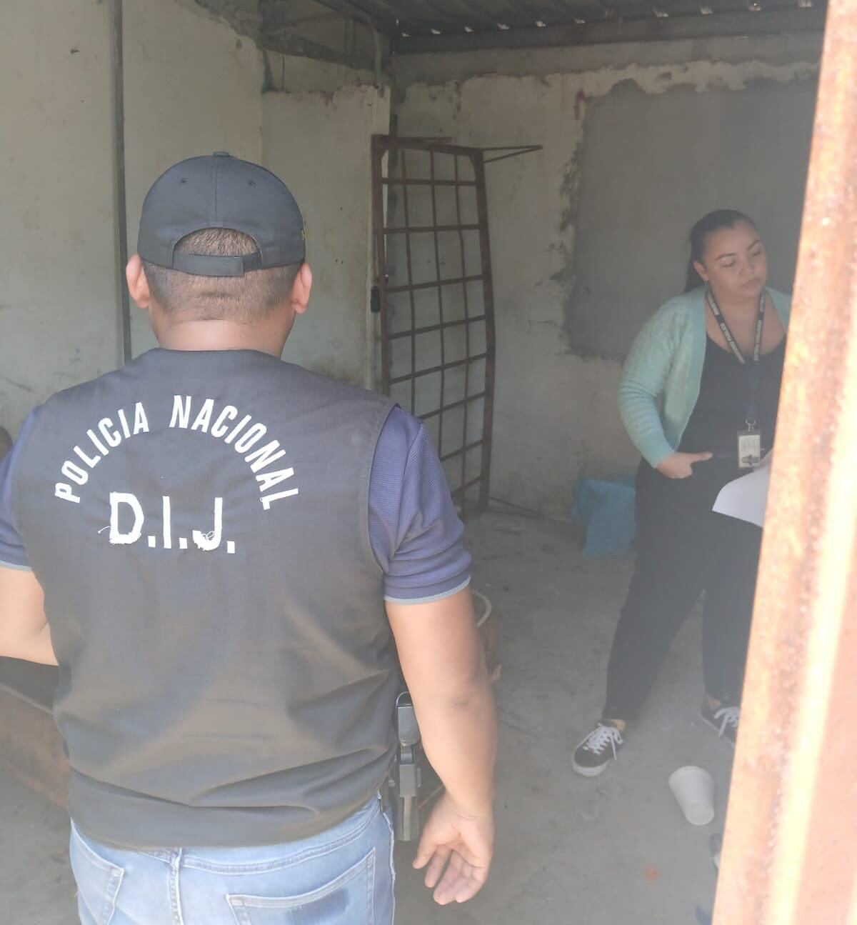 Rescatan a adulto mayor que vivía en un cuarto con candado junto a gallinas en Juan Díaz