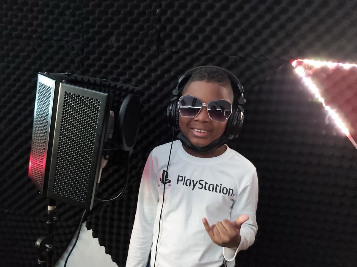 Se activan los talentos infantiles del patio. Puluchild, el pequeño que quiere hacer carrera en la música urbana