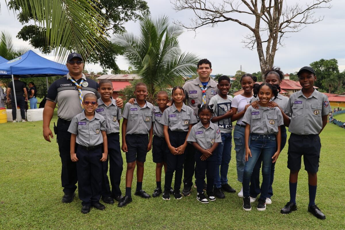 Policía y jóvenes de Colón juegan en el mismo equipo por un futuro sin violencia