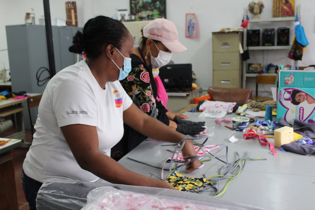 Ellas confeccionan mascarillas y jabón y así se unen a la lucha contra el Covid-19