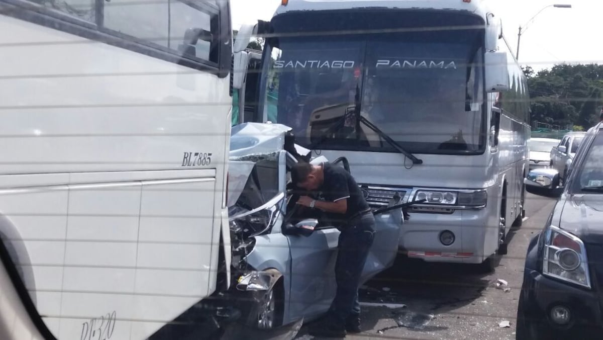 ¡DIOS LO QUIERE VIVO! Bus de Santiago le dejó el carro como chicharrón