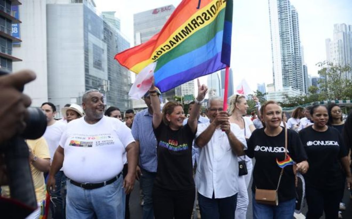 ROMPE EL SILENCIO.Primera Dama explica por qué no fue a la marcha por la familia