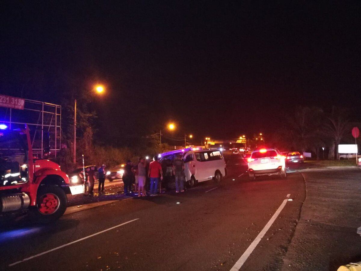 Busito pirata colisiona contra 'pick up' en Costa Verde de La Chorrera