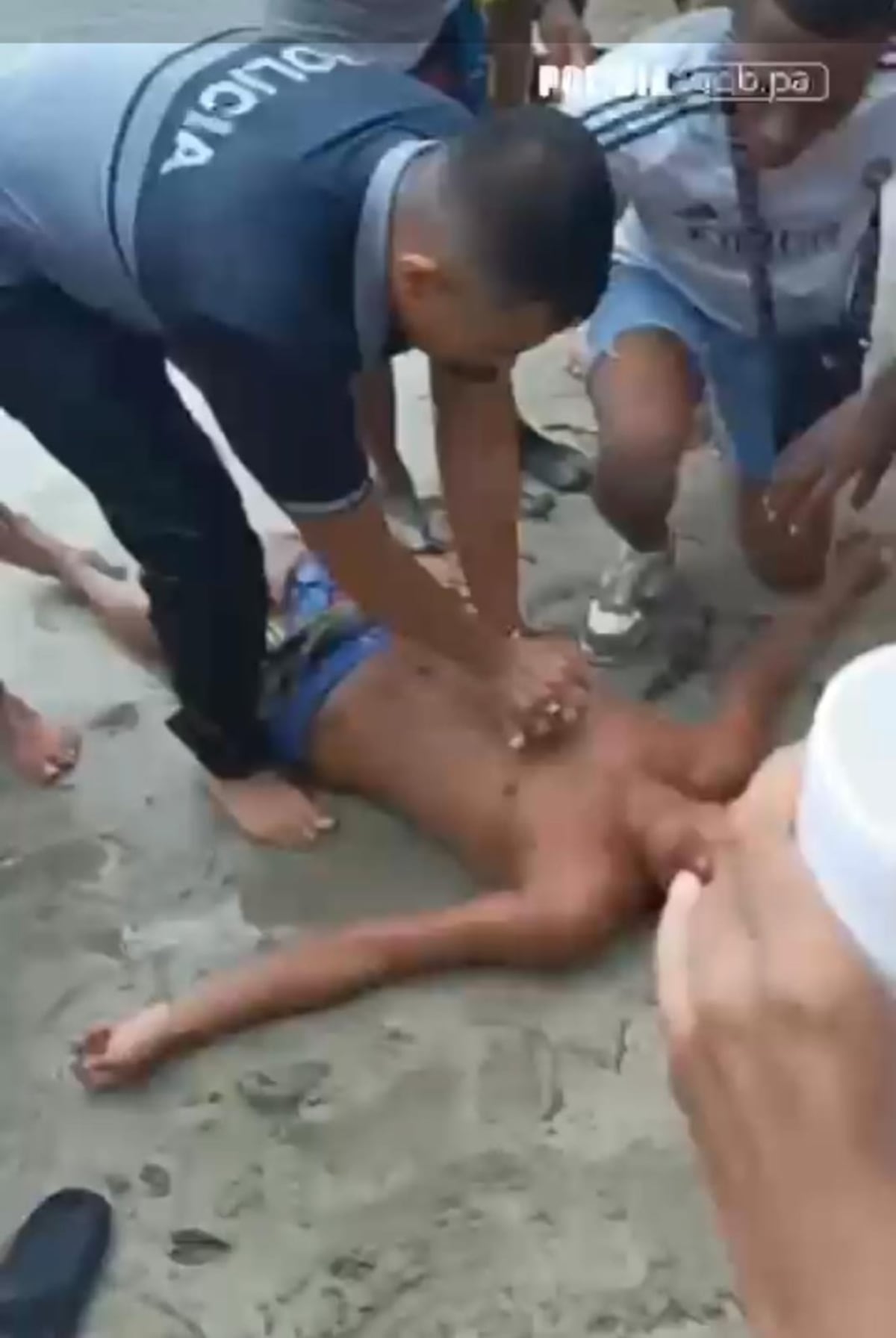 Policía rescata a bañista en peligro de ahogarse en Playa La Angosta, Portobelo