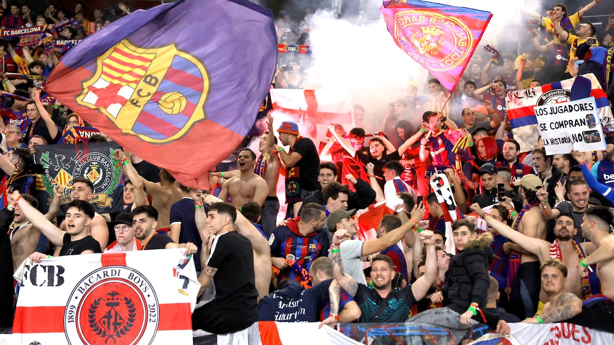 UEFA penaliza al Barcelona por saludos nazis y gestos racistas