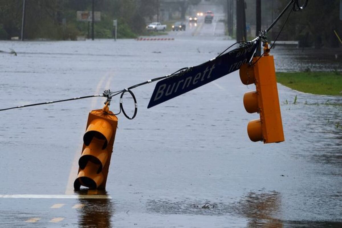 Florence se degradó a tormenta tropical, pero aún sigue siendo peligrosa