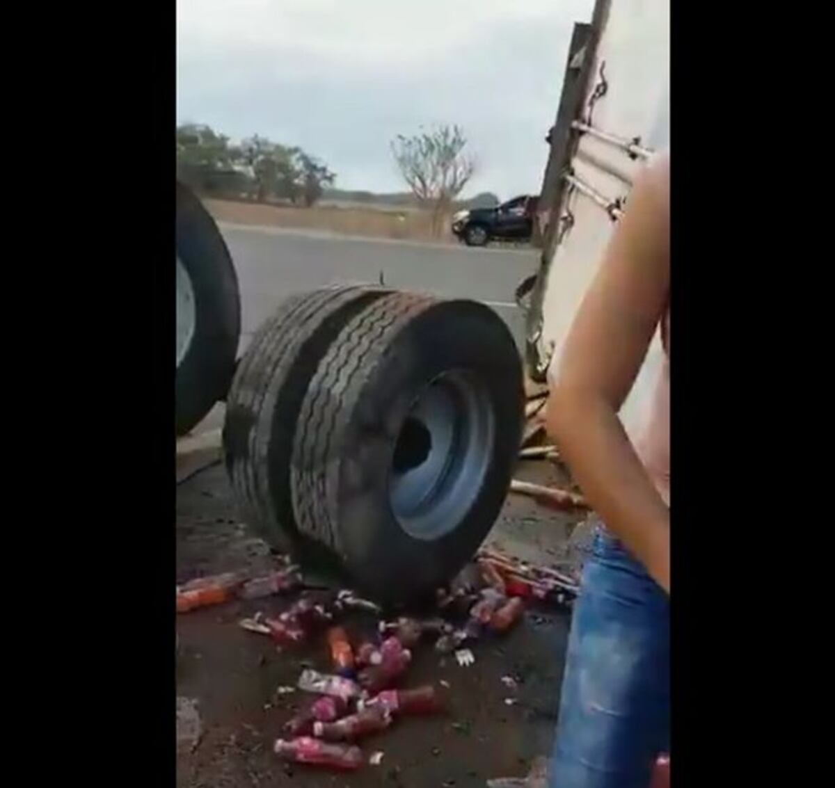 Se llevan más de $20 mil en sodas, luego de que un camión se volcó en plena vía