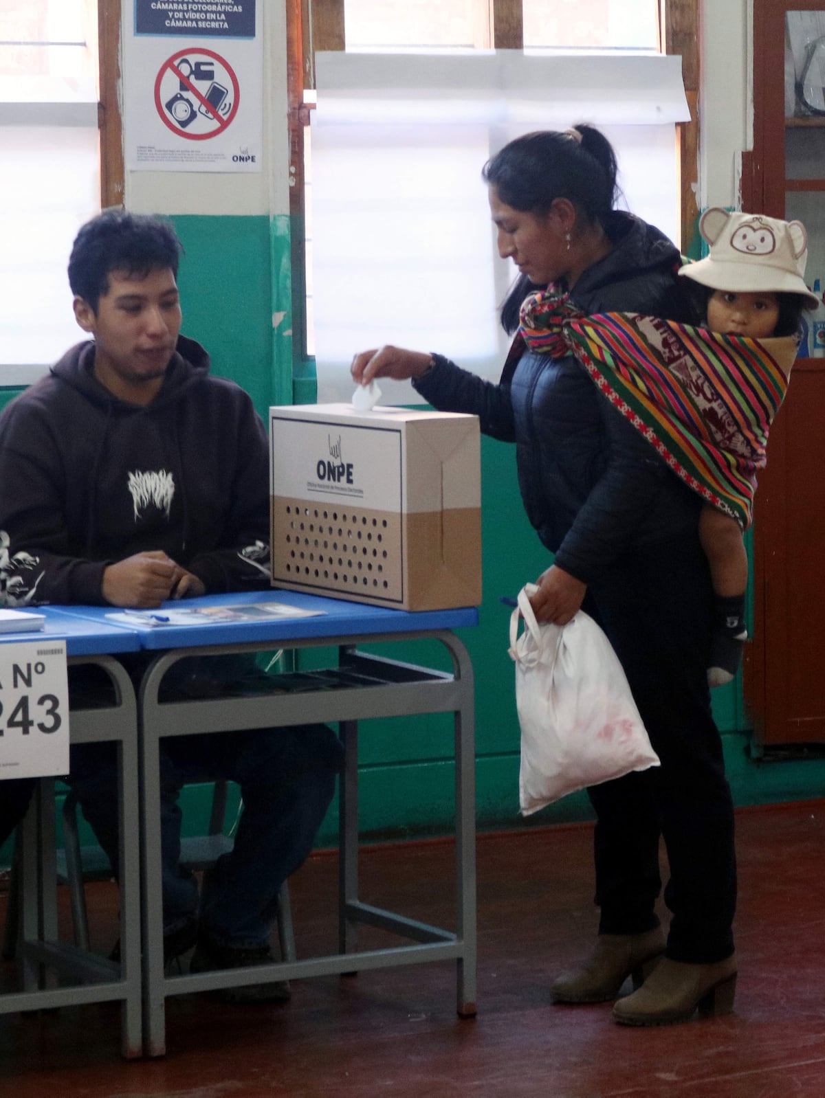 Perú elige presidente bajo sombra de crimen y hartazgo político