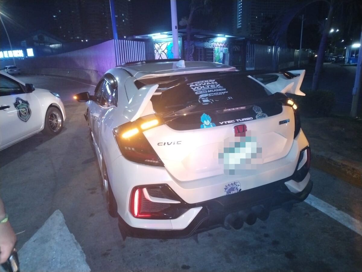 A lo rápido y furioso. Haciendo regata fueron sorprendidos 19 autos modificados en plena Cinta Costera. Video