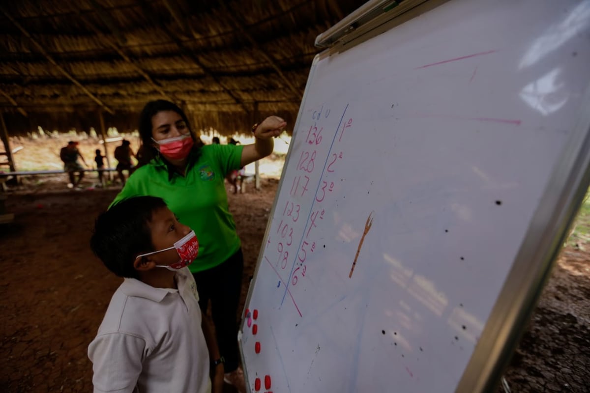 Una docente que se esmera por el aprendizaje de cada uno de sus alumnos