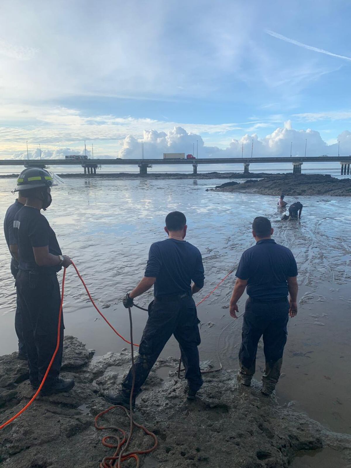Surfista queda atrapado en la lama de San Francisco