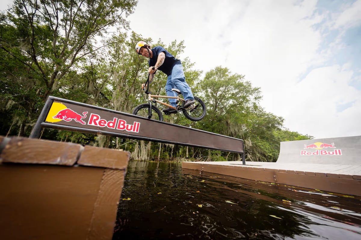 Broc Raiford desafía a los caimanes en una rampa flotante