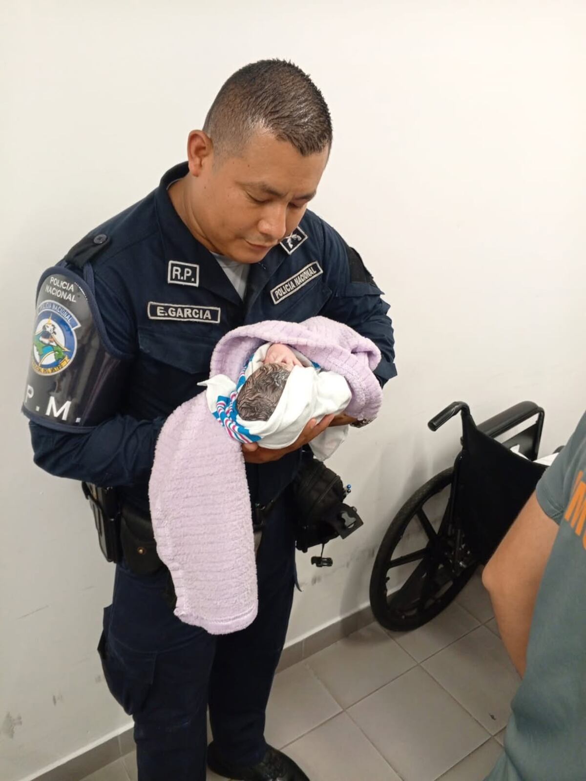 Cabo de la Policía ayuda a traer al mundo a un bebé en la estación 24 de Diciembre